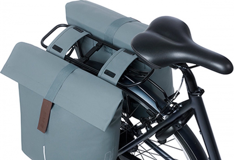 Sakwa rowerowa 2-komorowa Basil City graphite blue MIK 28-32L